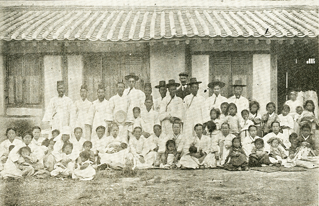 1902년 목포교회 사진 가운데 뒷줄 양복입은 오웬 목사 뒤쪽 왼쪽에서 4번째 서양식 모자를 들고 선 이는 김윤수